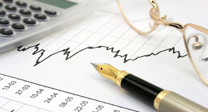 W jaki sposób stopy procentowe wpływają na kursy walut i ceny Forward