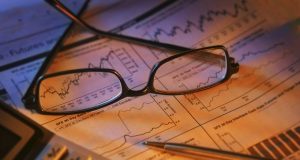 okulary na wykresie zmęczenie analizą rynku