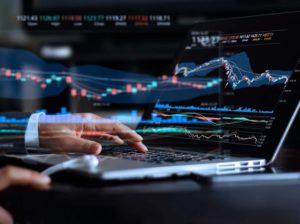 trading, inwestowanie na giełdzie, wykresy dłoń inwestora