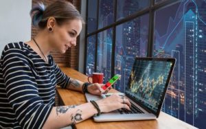 Kobieta handlująca online na laptopie