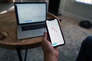 inwestowanie aplikacja mobilna wykres akcje
