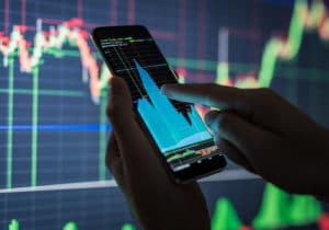 Trader cfd sprawdzanie wykresów na ekranie telefonu