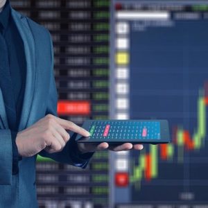 mężczyzna sprawdza dane rynkowe na tablecie