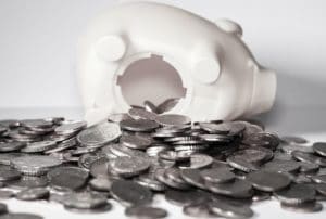 monety wysypujące się ze świnki skarbonki