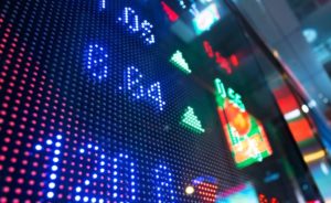 cyfry wyświetlane na bilboardzie