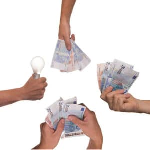 ludzie trzymający banknoty i żarówkę w dłoni