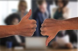 dwa kciuki w górę i w dół